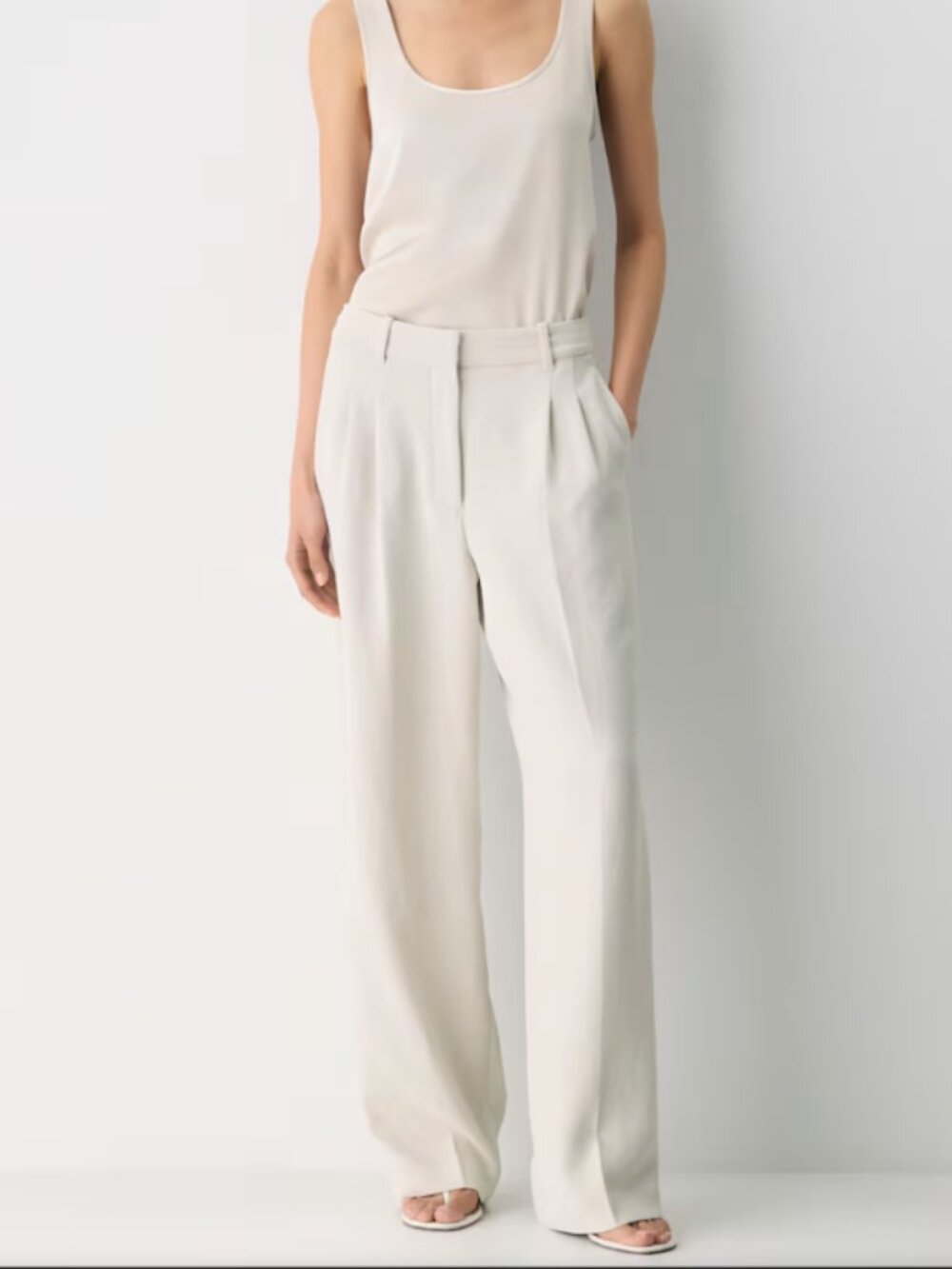 Aritzia Effortless Pant in Light Birch (Size 6)
